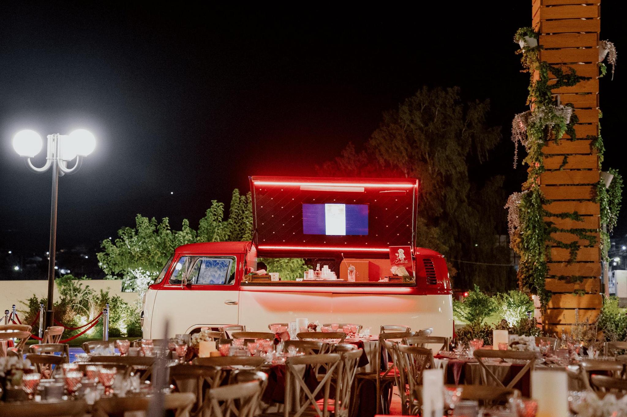 Κινητό βανάκι που είναι μπαρ μέσα στον χώρο για να λειτουργήσει ως μπάρ για τους καλεσμένους.