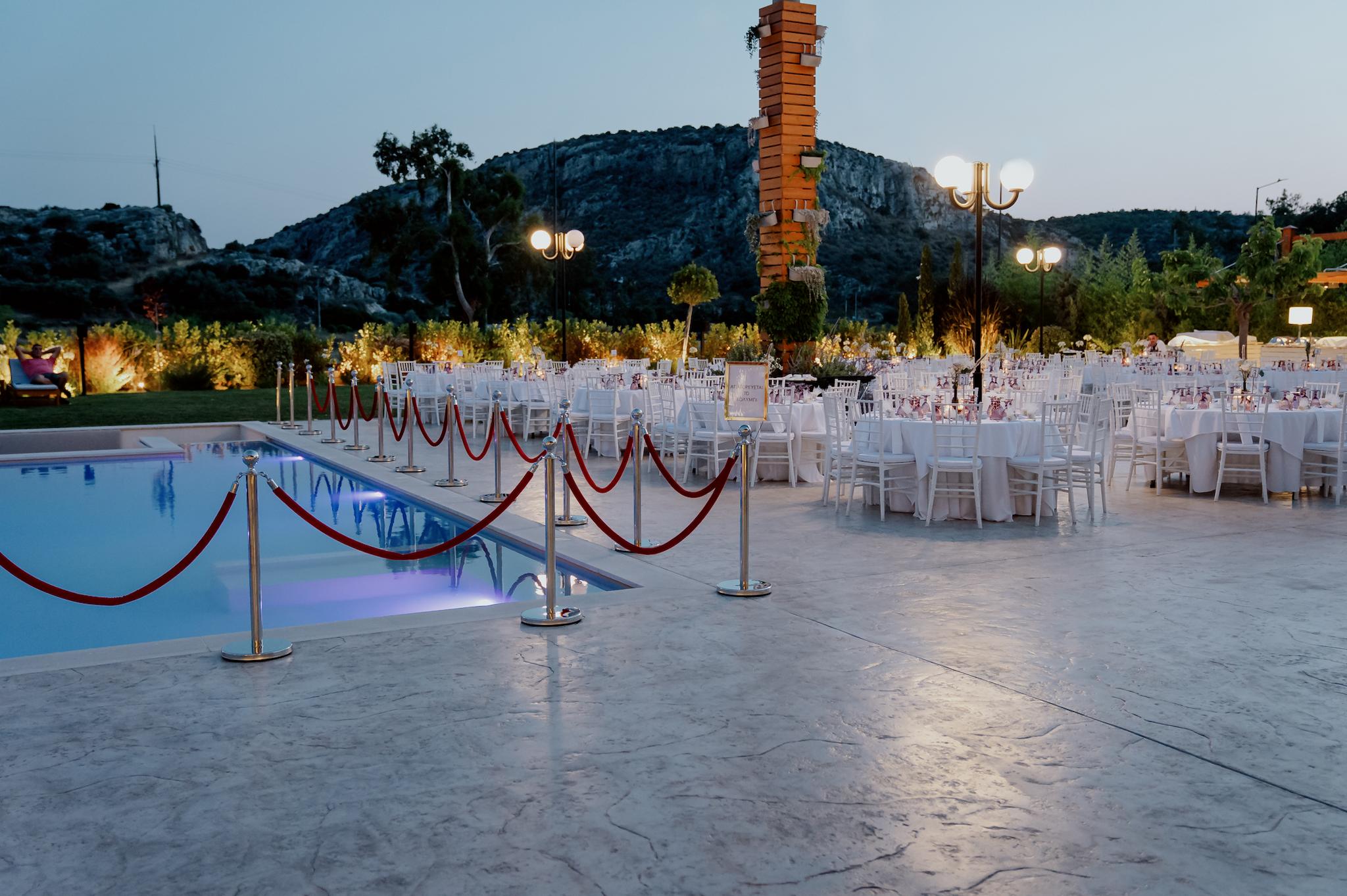 Προαύλιος χώρος του κτήματος στον οποίο είναι στημένα τα τραπέζια και οι καρέκλες . Στην φωτογραφία φαίνεται και η πισίνα του κτήματος.