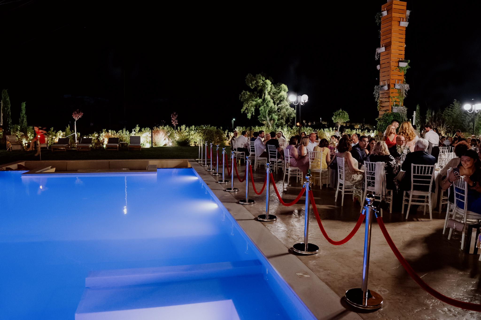 Φωτογραφία του κτήματος pegasus το οποίο δείχνει την πισίνα και κάποιες από τις ροτόντες με ανθρώπους να κάθονται σε αυτές. Στο βάθος φαίνεται ο κήπος και το πράσινο του κτήματος