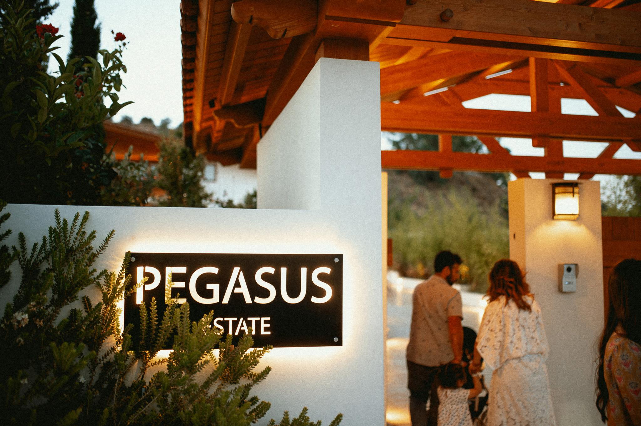 Κοντινή φωτογραφία από το λογότυπο του κτήματος PEGASUS ESTATE με φωτιζόμενο με led από πίσω