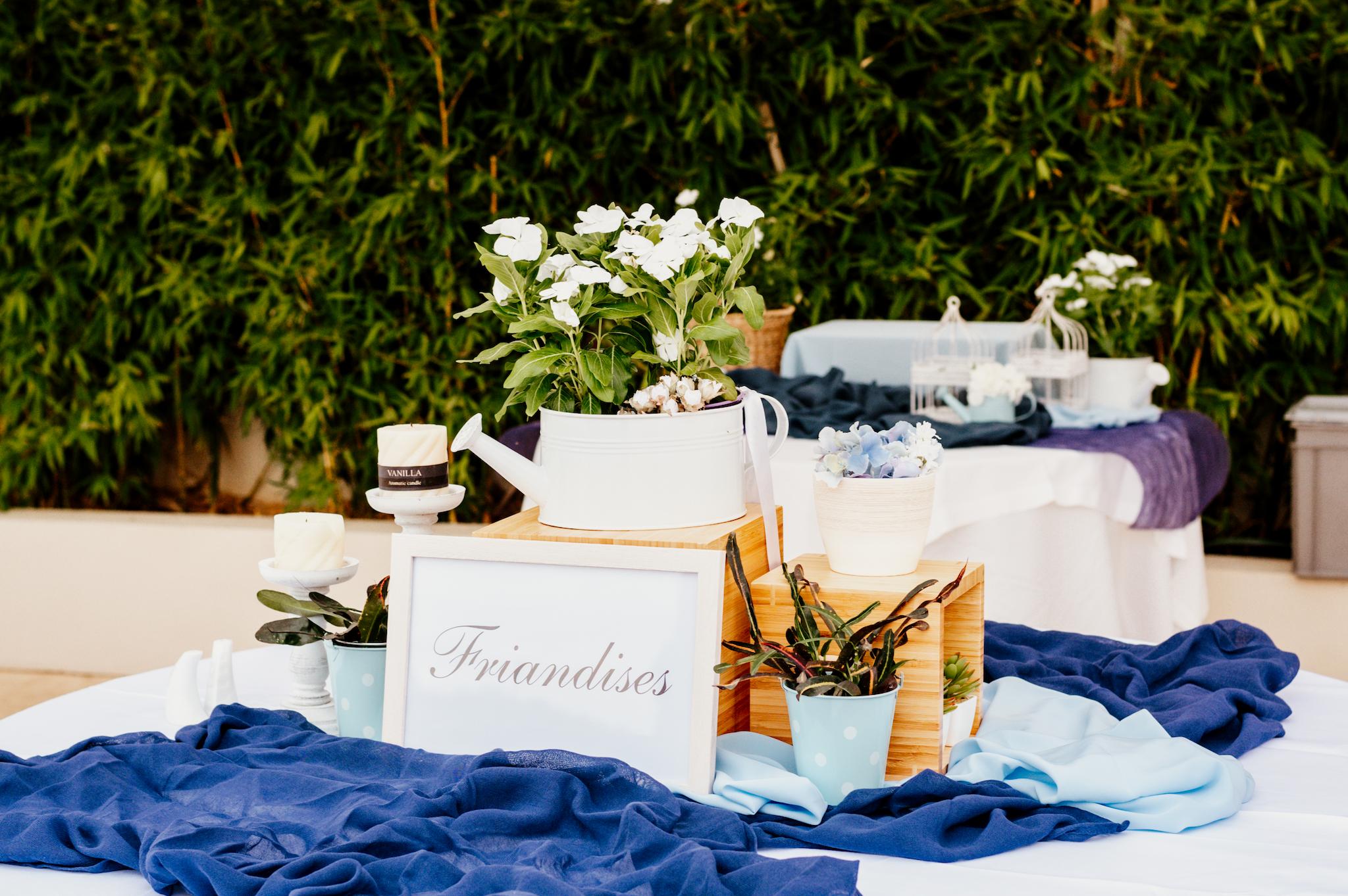 Κοντινή φωτογραφία από τραπέζι του catering που τοποθετεί τα πιάτα επάνω για να τα πάρουν οι καλεσμένοι